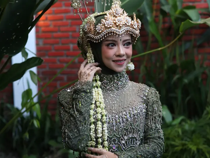 Pengantin wanita mengenakan busana adat Sunda dan mahkota siger