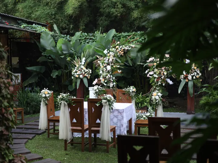 Dekorasi venue akad nikah dan kursi tamu di taman terbuka Kanaya