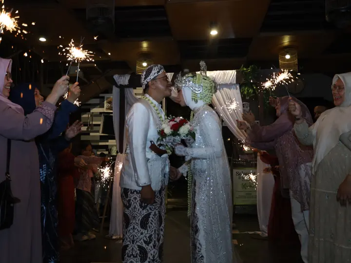 Momen sparkler entrance pengantin saat resepsi pernikahan di Kanaya Resto & Café
