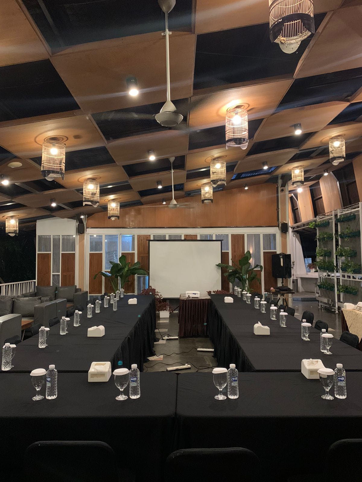 Penataan ruang rapat U-shape lengkap dengan proyektor di Kanaya
